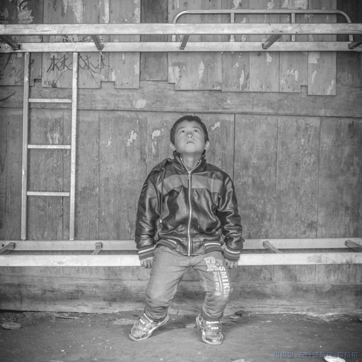 欧梦当，小学三年级。他的父母在县城务工，但是他也很少见到父母，当周末回家时，只能看到年迈的奶奶。.j