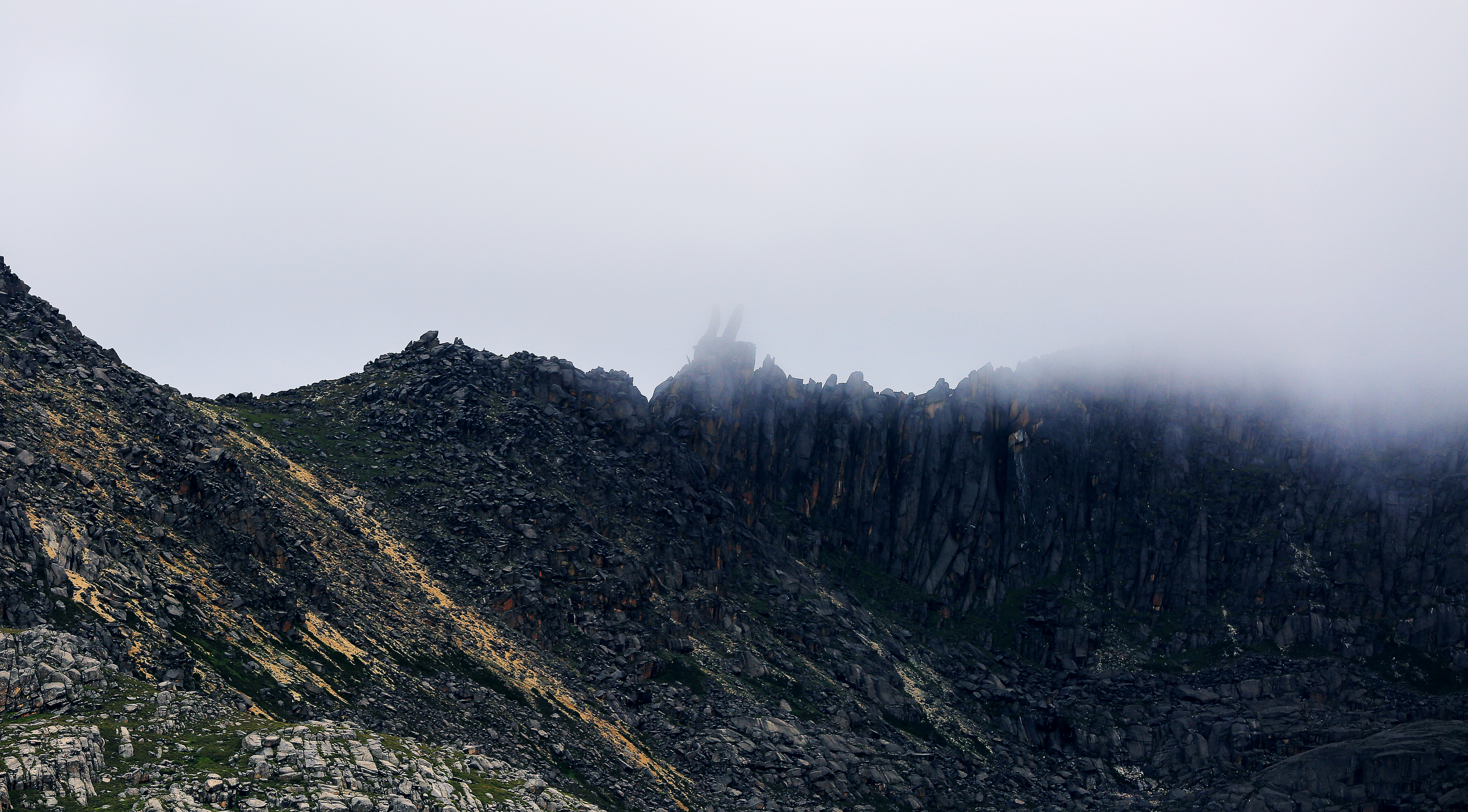 _J8A8299 2  《雾锁兔儿山》 作者  王振庆.jpg