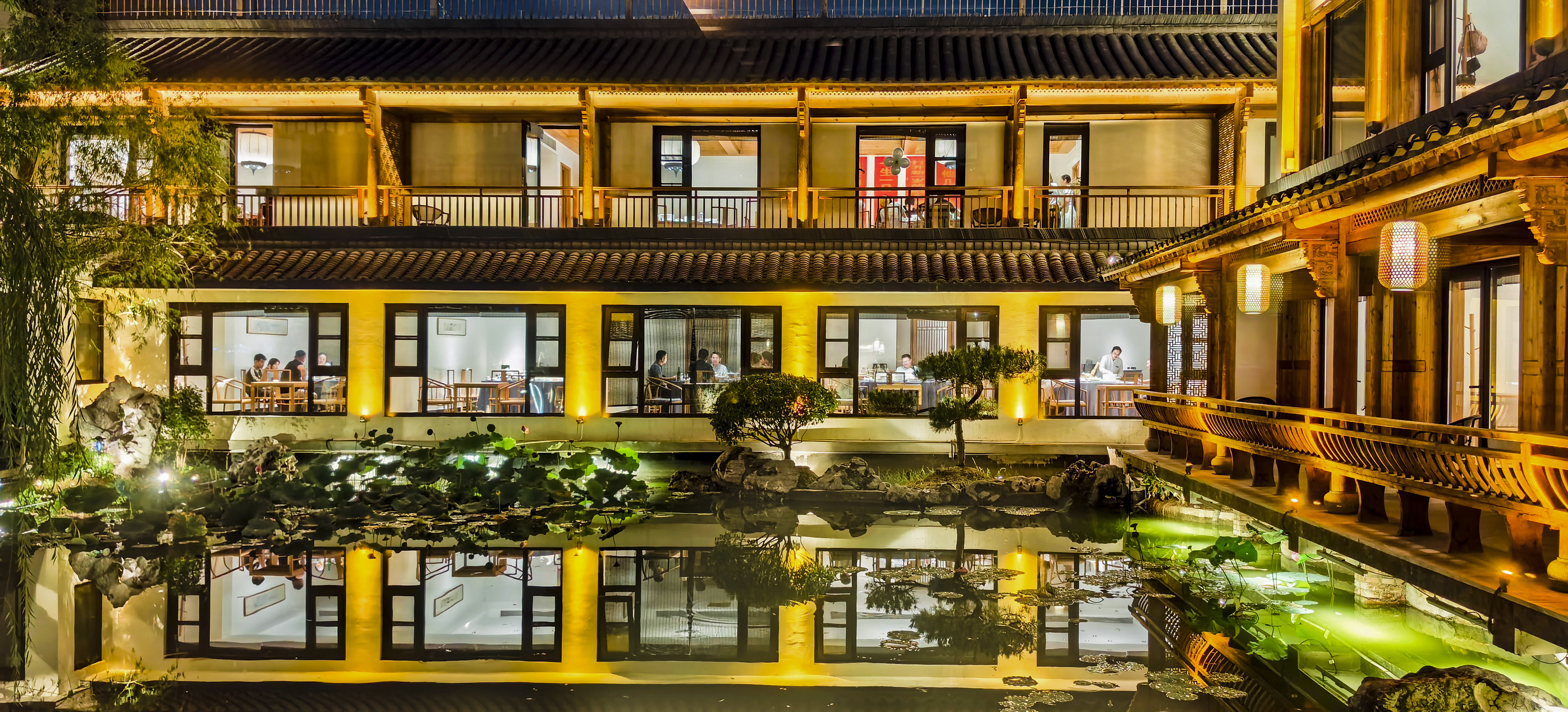 《灯影叠院，池镜藏幽》 李彦.jpg