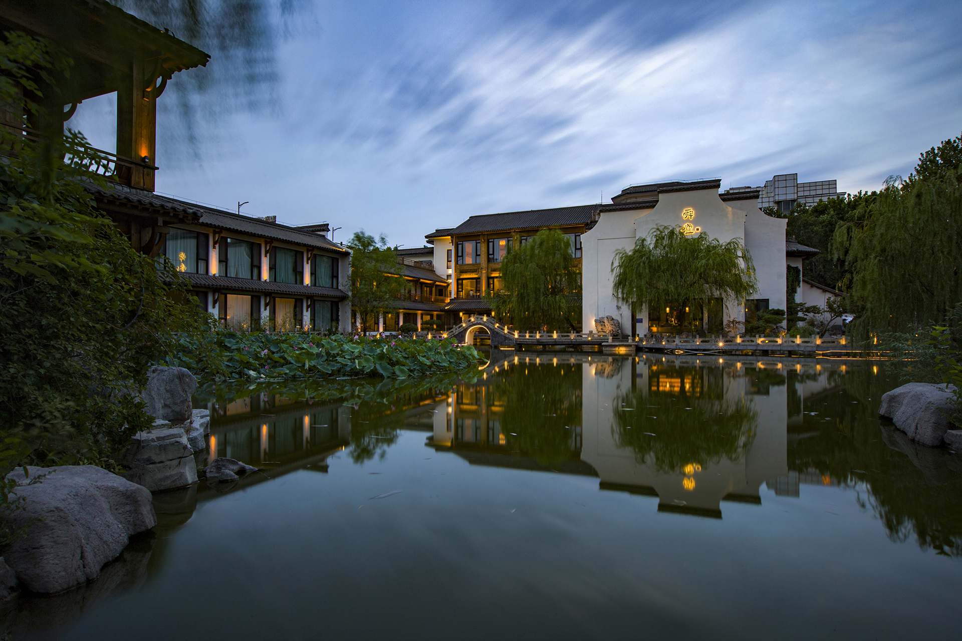 《水上舜庐 - 高天流云》 衣建东.jpg