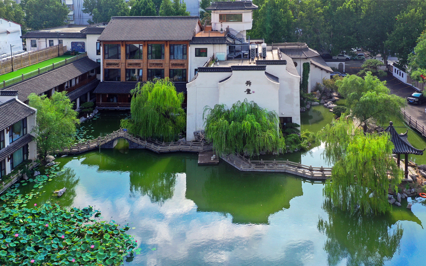 《碧水映舜庐 柳影入画来》 王平.JPG