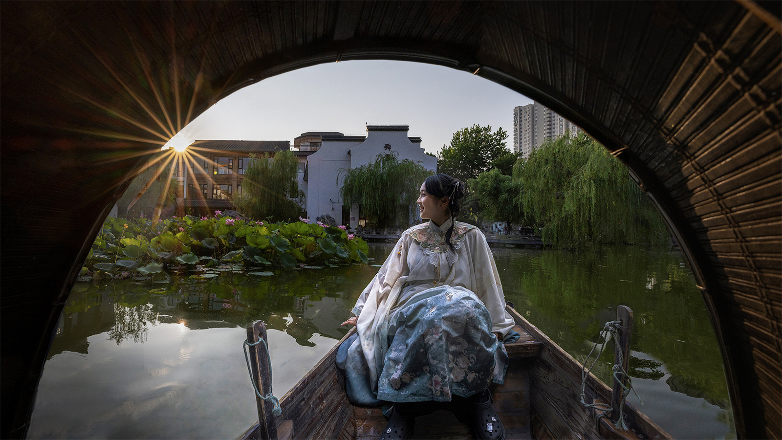 《映日荷花别样红》 刘勇.jpg