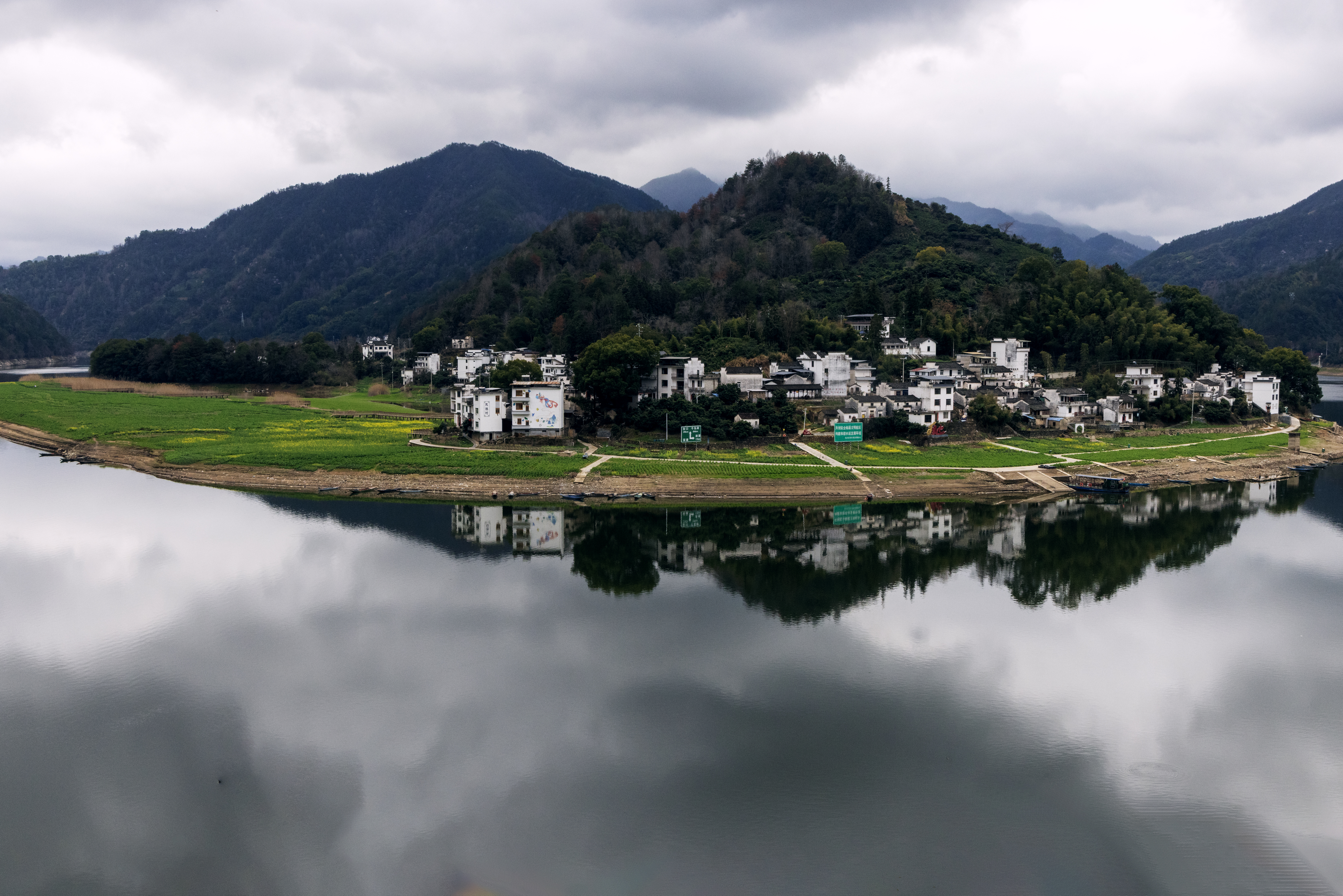 1Y3A1003  2《新安江大拐弯》 作者  王振庆.jpg