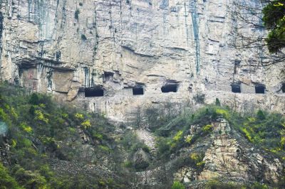 远眺南太行回龙挂壁公路