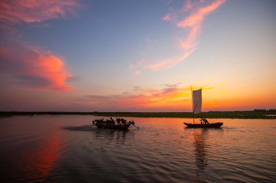 《湖天共染伴舟归》