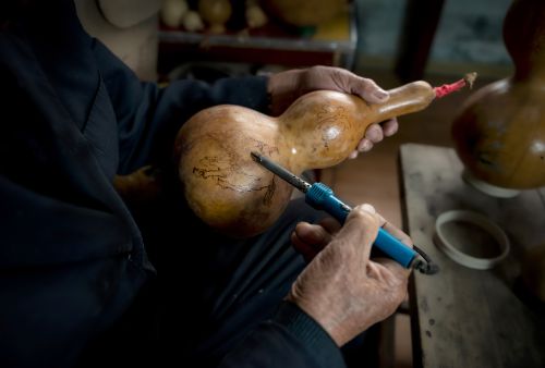 老街传统技艺---葫芦烙画