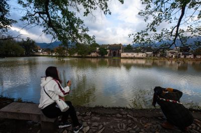 《湖畔古村入镜来》