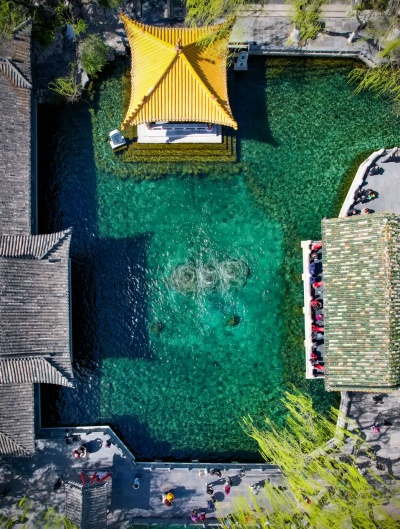 2. 趵突泉的绿玉潭