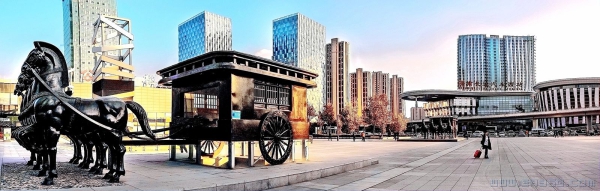 《夕阳璀璨西客站》