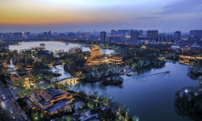 《夜色斑斓大明湖》