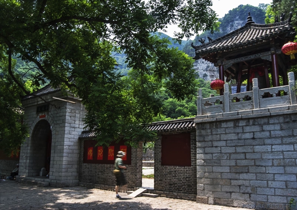 《绿荫掩映文殊寺》