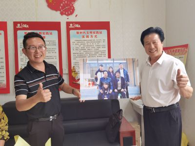 市摄协文艺志愿者给乡亲们送全家福照片（1）