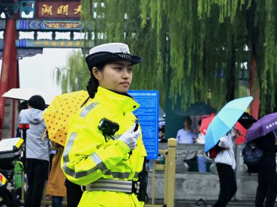 雨中女交警  （3）