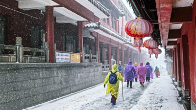 天街上雪中登山人