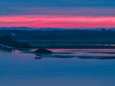 微山湖上一抹红
