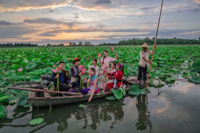 云南小钢炮艺人游微山湖荷园