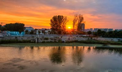 红霞漫天，水映乡居。