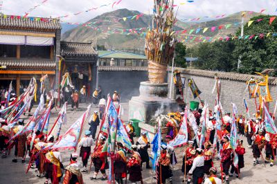 青海热贡六月会祭神舞蹈。