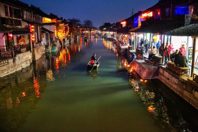 千年古镇不夜天。