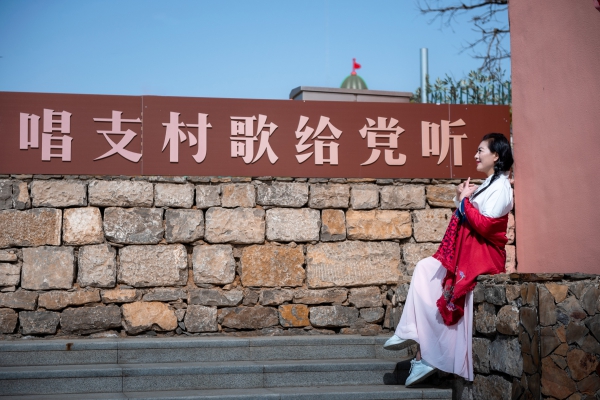 唱支村歌给党听