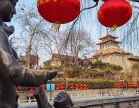 护城河畔红灯多