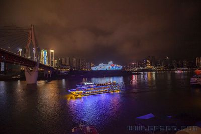 嘉  陵  江  畔  夜  色  美