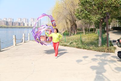 洛神湖畔舞龙人1