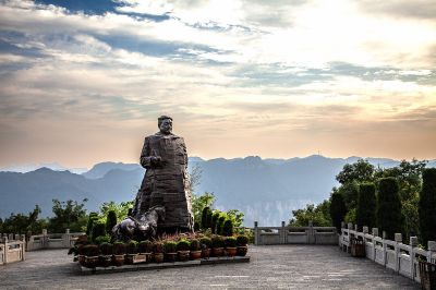 涧深峰险碧连天