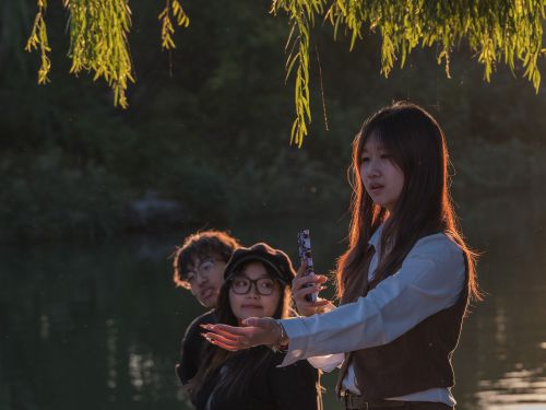 夕阳余晖映明湖