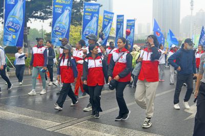 徒步大会中的红十字会志愿者