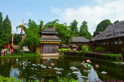 《民族村风情》