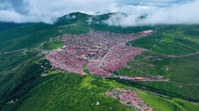 四川色达五明佛学院全景图。