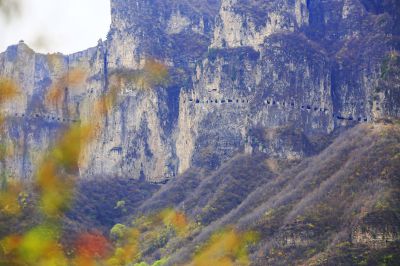 远眺南太行昆山挂壁公路