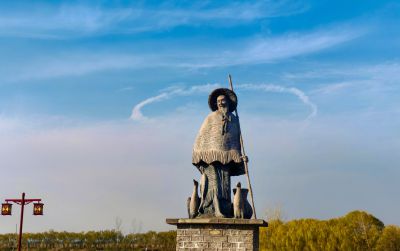 《渔翁雕像伴晴空》