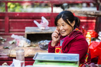 集市里的移动风景。