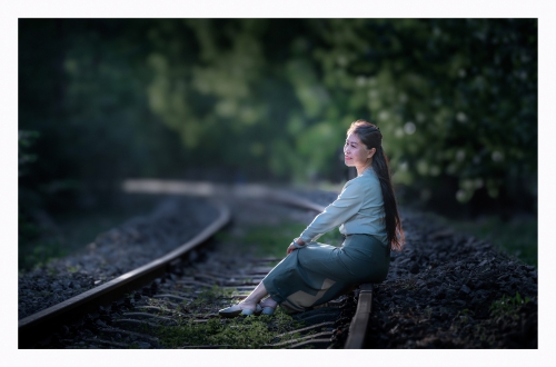铁轨人像