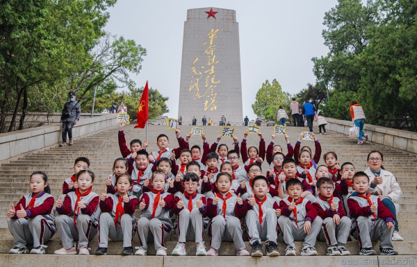 我们向烈士致敬