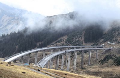 穿越果子沟峡谷的隧道公路