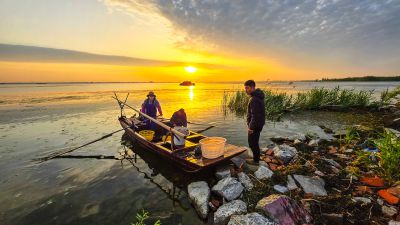 朝霞染透微山湖