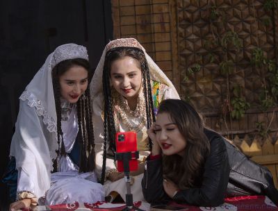 [原创]  维吾尔族姑娘玩直播