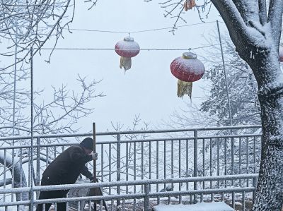 元宵节泰山顶上扫雪人