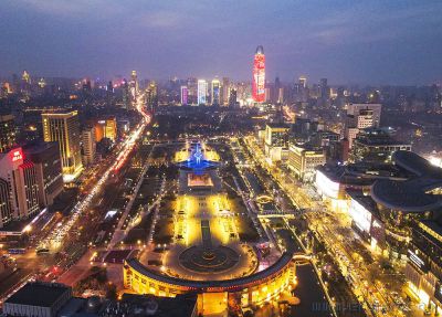 [原创]夜幕下的济南大客厅