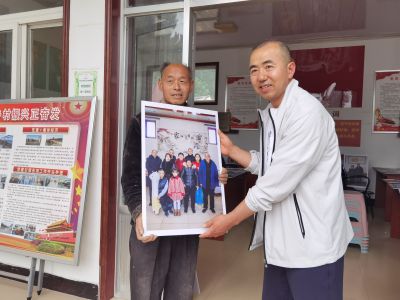 市摄协文艺志愿者给乡亲们送全家福照片（2）