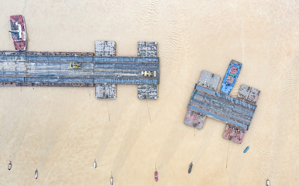 本站版主陈忠明的作品《黄河激流连浮桥》获第25届全国艺术摄影大赛纪实类银奖