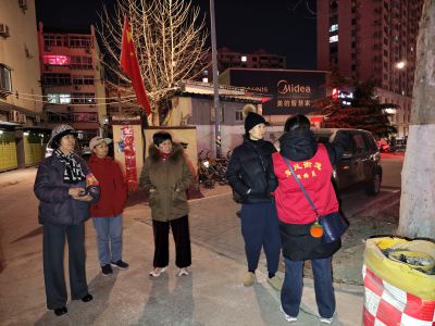 除夕夜，党员志愿者安全巡查