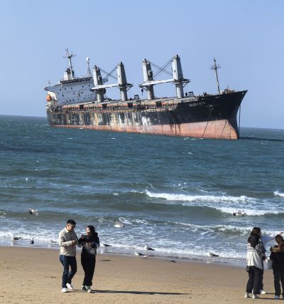 搁浅在荣成海滩的巴拿马货船
