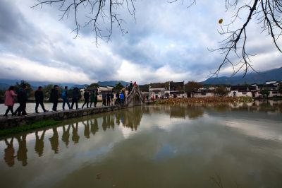 《古桥游人映水乡》