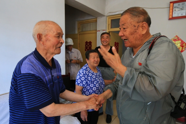 探望建国前老党员