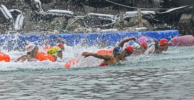 2026大连冬泳公开赛_女子百米奋泳向前