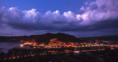 甄珍《东方摄影 · 我的2024》：《古镇灯火》